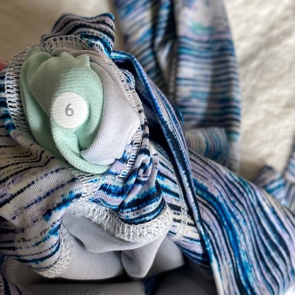 Lululemon 7/8” high times legging. Women size 6 - Picture 4 of 6